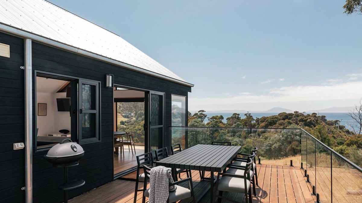 Rocky Hills Cabin | Rocky Ridge - modern lodge capturing sweeping views over Great Oyster Bay
