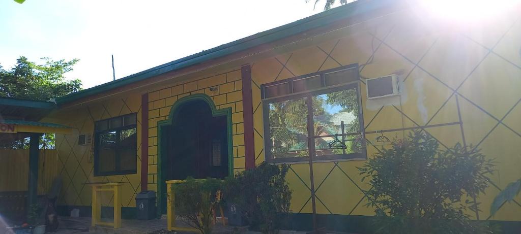 Port Barton House | Rodel Yellow Hauz