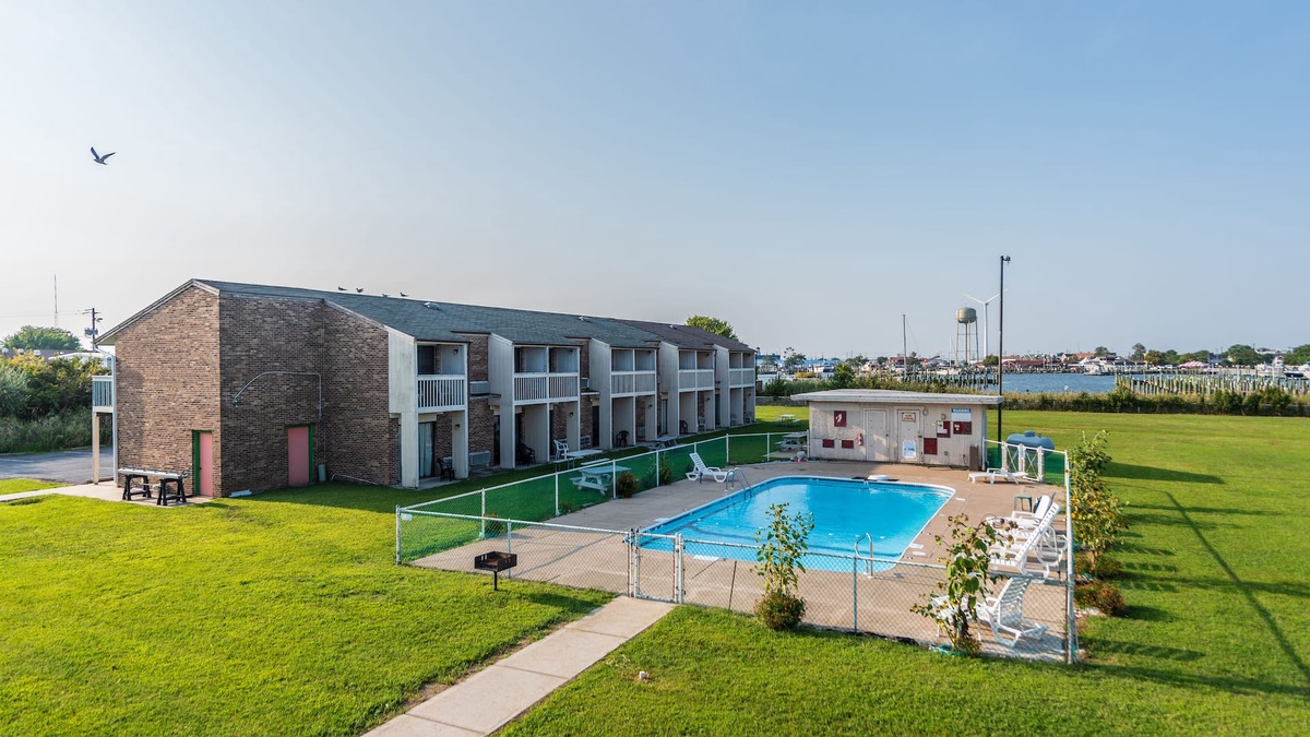 Crisfield Hotel | Rodeway Inn at Somers Cove Marina