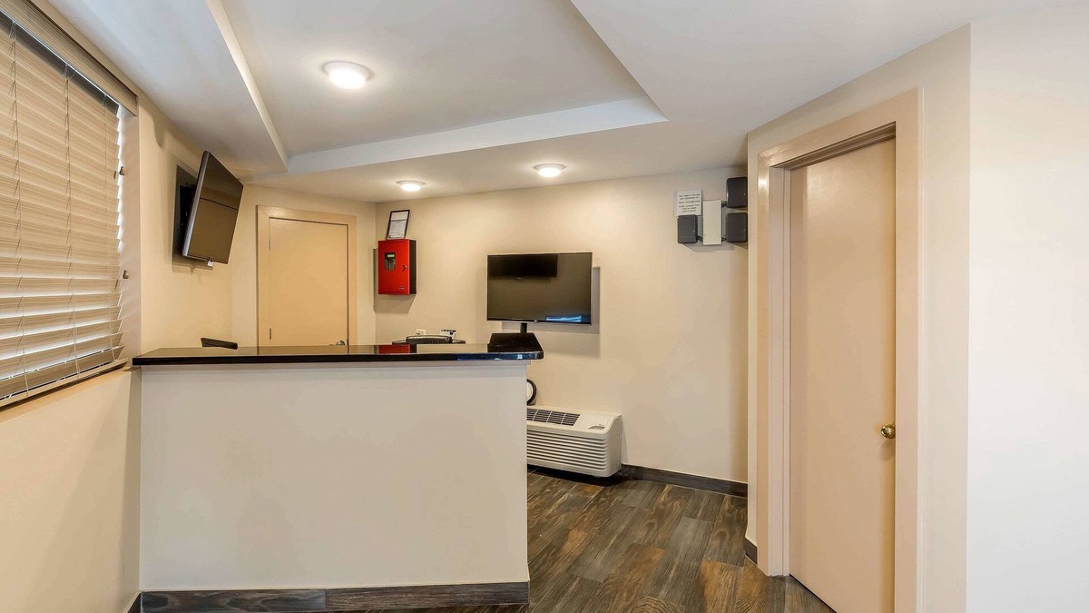 North Park Hotel | Rodeway Inn Chicago - Evanston