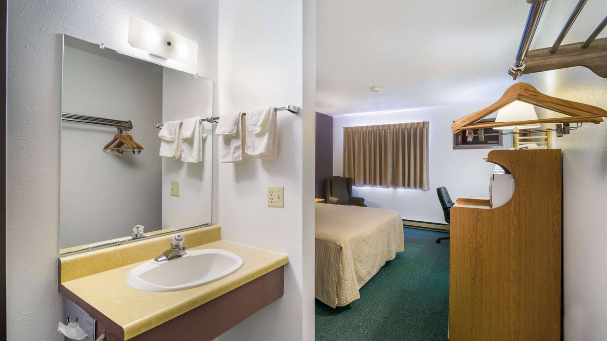Wibaux Hotel | Rodeway Inn Gateway to Medora T-Roosevelt & Makoshika State Park