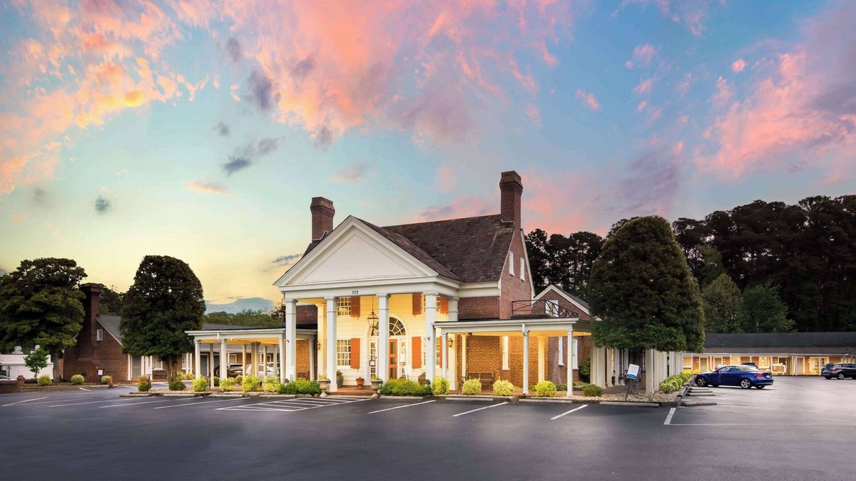 Williamsburg Hotel | Rodeway Inn Historic