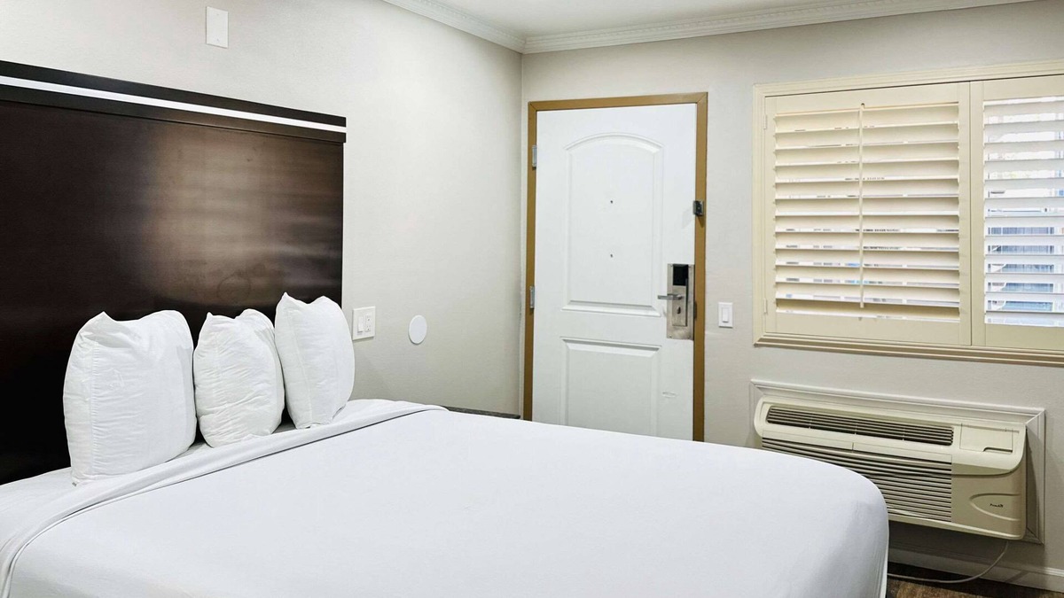 Lemon Grove Hotel | Rodeway Inn Lemon Grove San Diego East