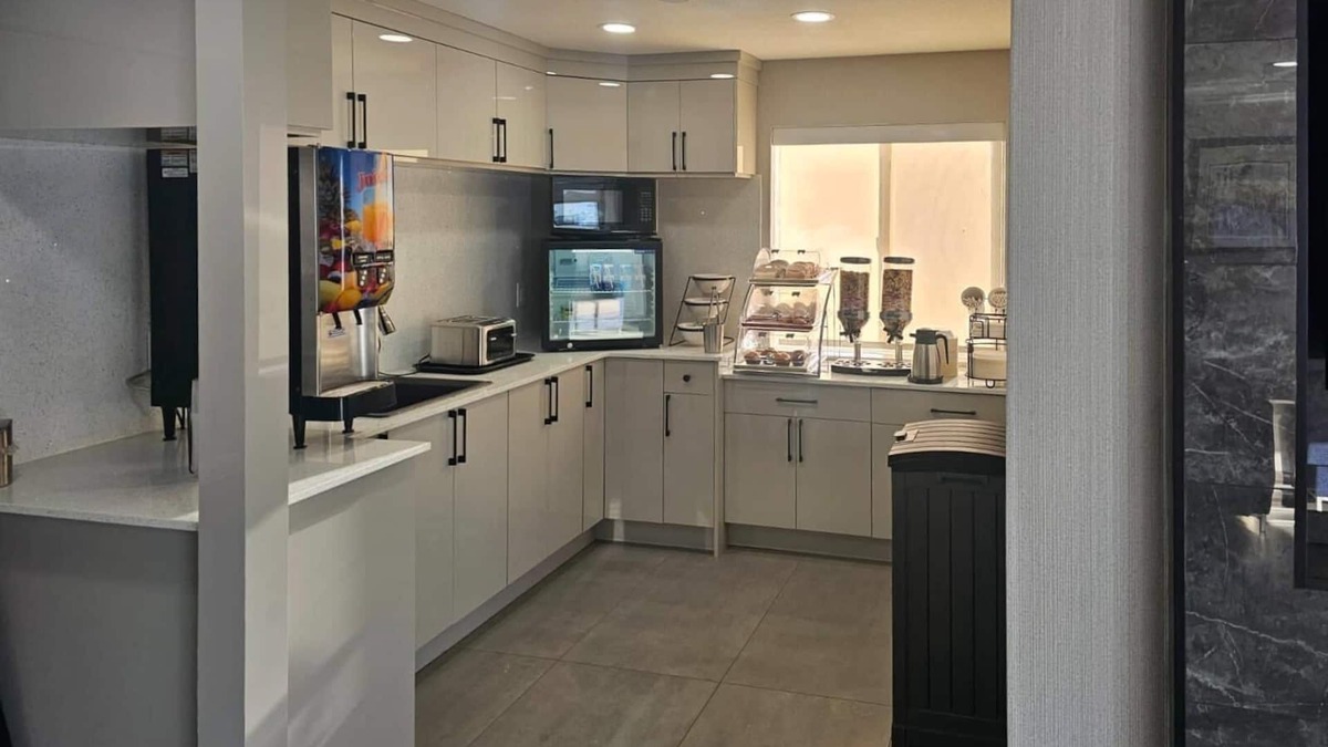 Kamloops Hotel | Rodeway Inn & Suites