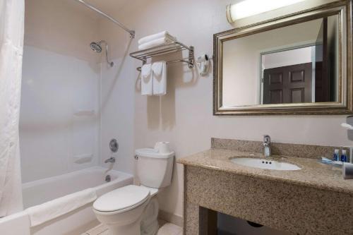Cedar Hills Hotel | Rodeway Inn & Suites Hwy 217 & 26 W