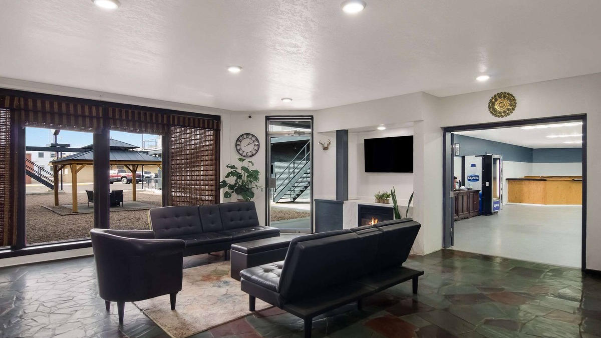 Sidney Hotel | Rodeway Inn & Suites Sidney Historic Downtown I-80