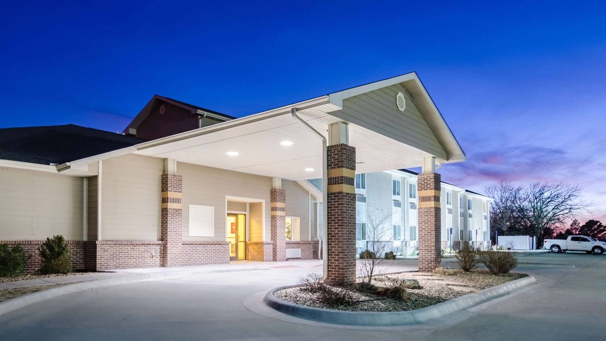 Hoisington Hotel | Rodeway Inn & Suites