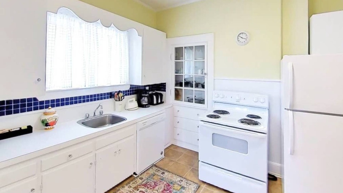 Yarmouth Apartment | Rodney Guest House #141