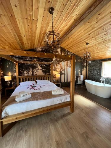 Storwood House | Roe Lodge at Owlet Hideaway - with Hot Tub, Near York