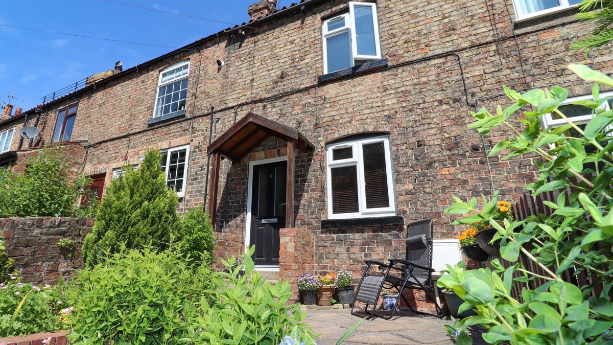 Boroughbridge Cottage | ROECLIFFE, pet friendly, with a garden in Boroughbridge