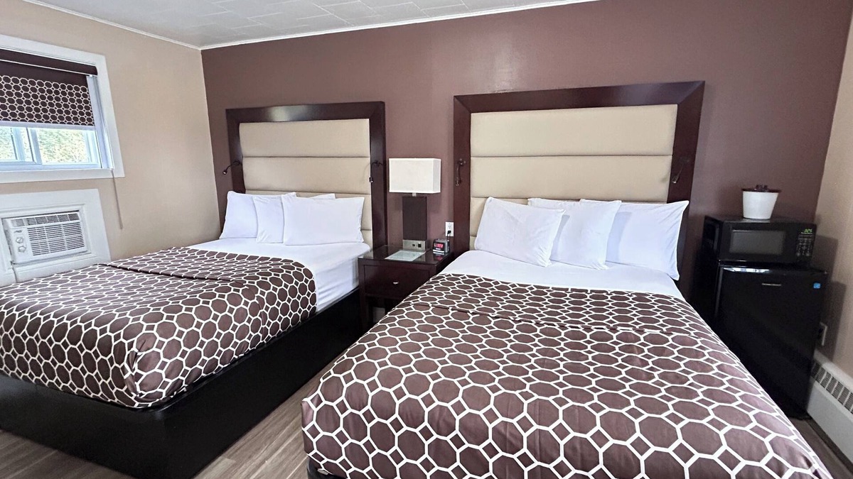 Rideau Lakes Hotel | Roger's Motel