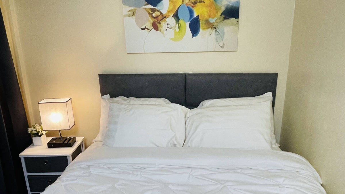 West Ridge Apartment | Rogers Park Cozy 1 bd, 1 bath unit. Gated parking.