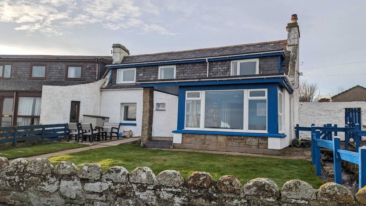 Hilton of Cadboll Cottage | Roggle Roich - A traditional cottage with breath taking views of the sea