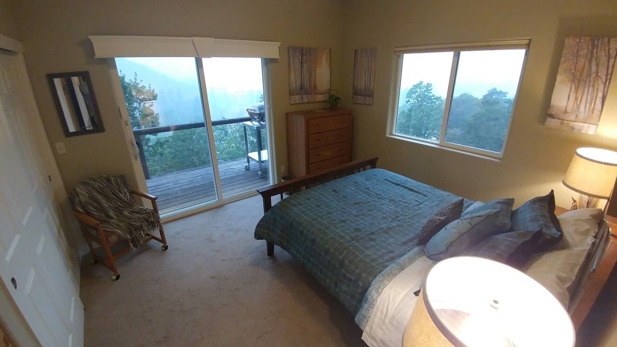 Central Point House | Rogue River Guesthouse - River and Whitewater Views!