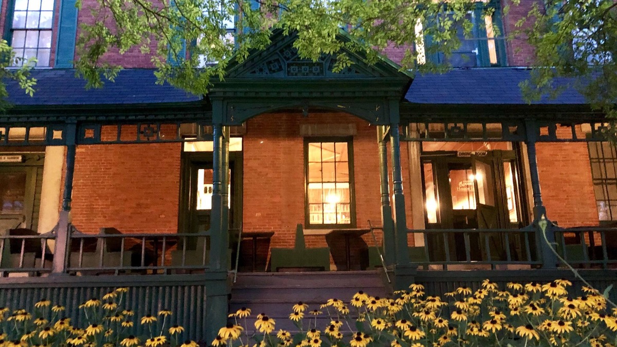 Lansing Bed & Breakfast | Rogues' Harbor Inn