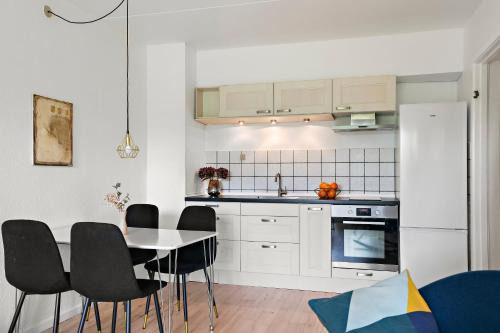 Vejlby Risskov Apartment | Rolig Lejlighed med Gratis Parkering