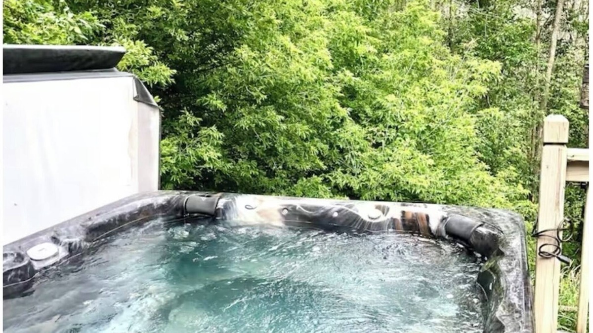Manitowoc House | Rolling Hills Retreat ~King Bed,Hot Tub, Pool Table,Themed Movie Room,Woods view