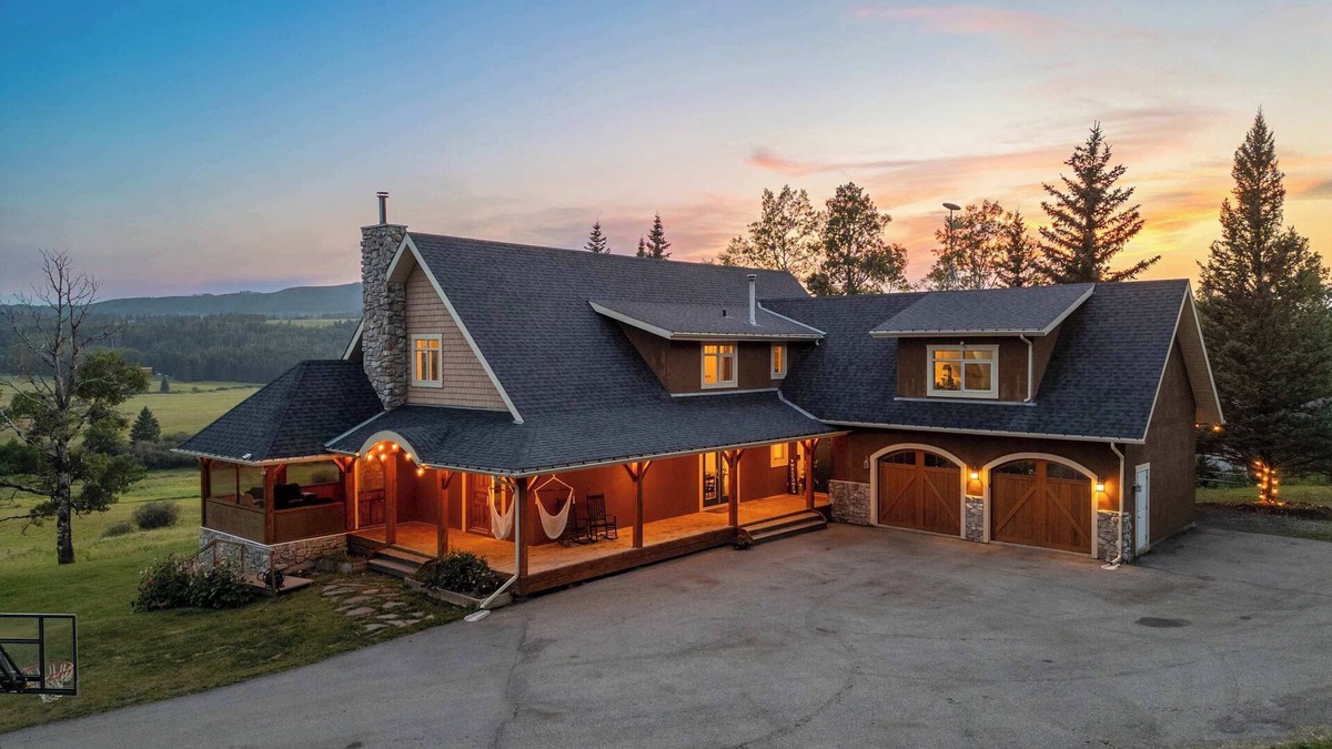 Millarville House | Rolling Hills | Rural Retreat | Sleep 15 | Hot Tub