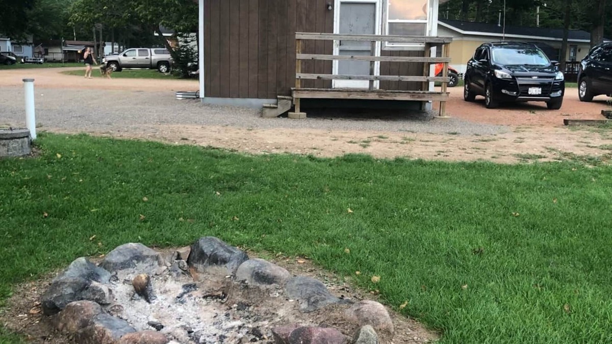Ainsworth Cabin | Rolling Stone Lakeside Cabin 1: 2 Bedrooms