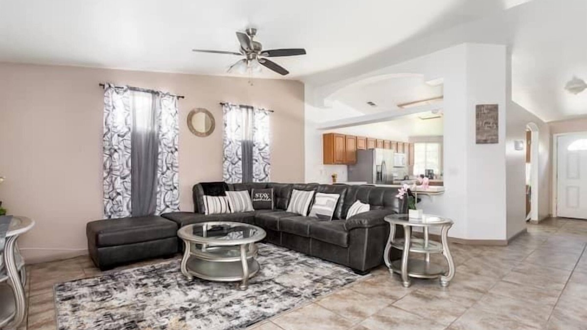 Greenacres House | Rollingbay · Luxurious 4BR Getaway with Pool Table & 70” TV