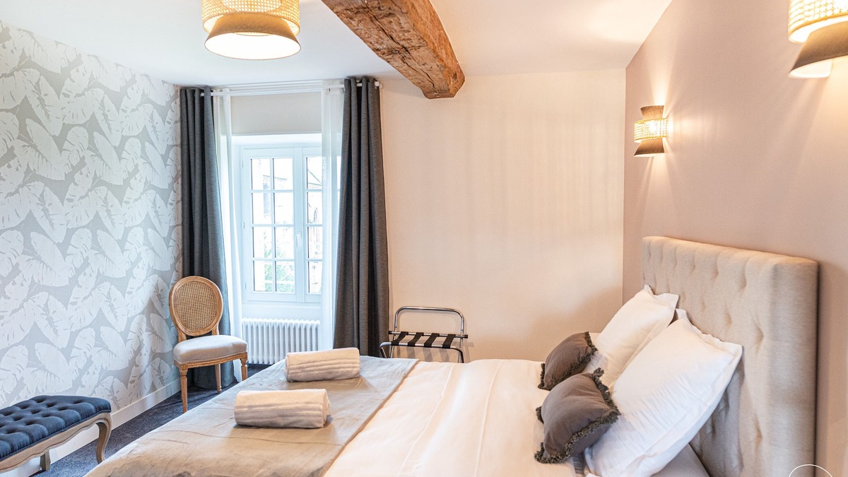 Hermival-les-Vaux Bed & Breakfast | Rollon's suite at Château d'Hermival