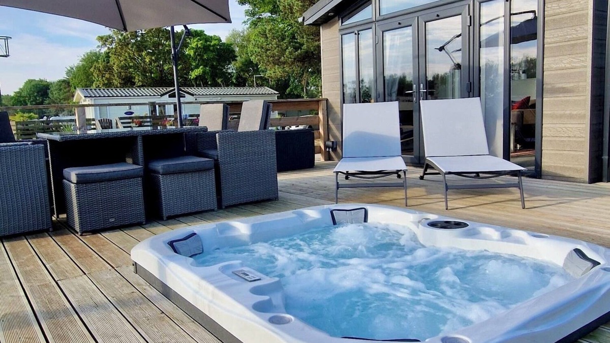 Greatford Cabin | Rolo's Dog Friendly Lakeside Lodge With Hot Tub