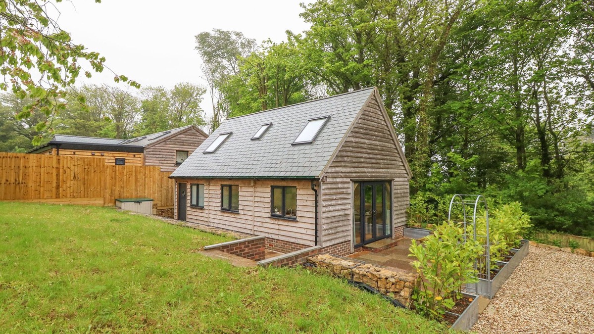 Holworth Cottage | ROMAN LODGE, pet friendly, with a garden in Osmington