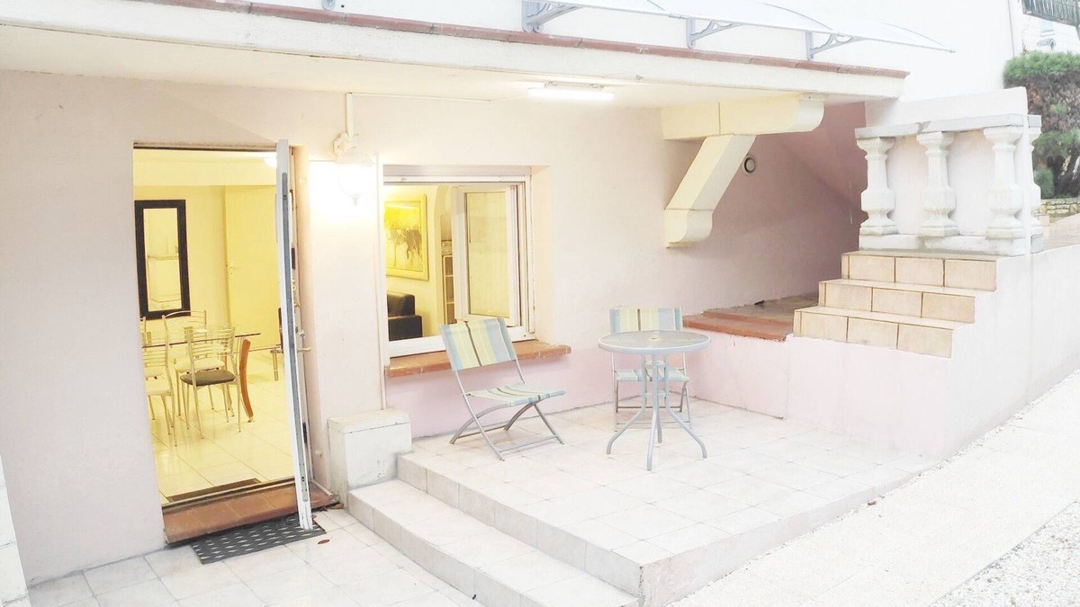 Purpan Apartment | Roman T3 RDC - Two Bedroom Apartment, Sleeps 4