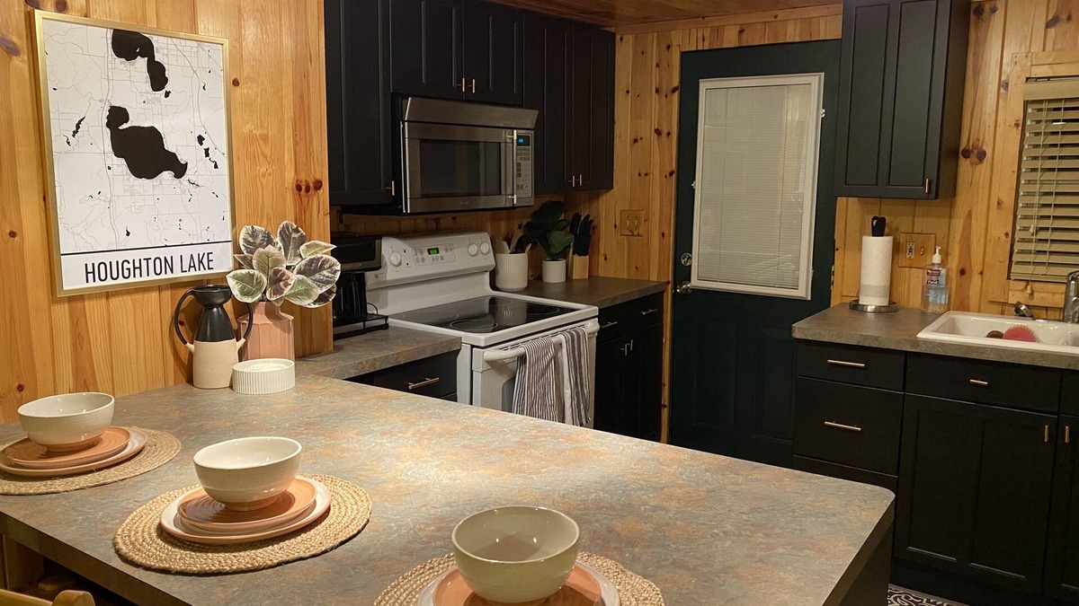 Houghton Lake Cottage | Romanski Retreat | Beautiful Lake View Getaway!