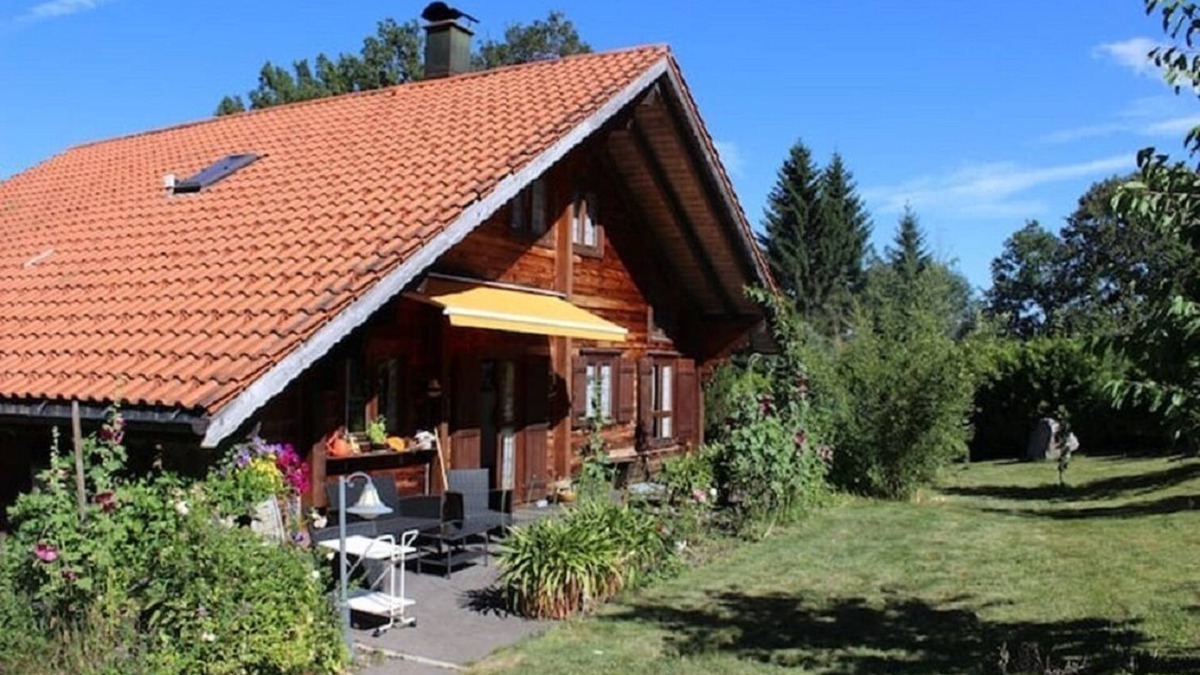 Hierholz House | Romantic artist's house by the pond Pet-friendly