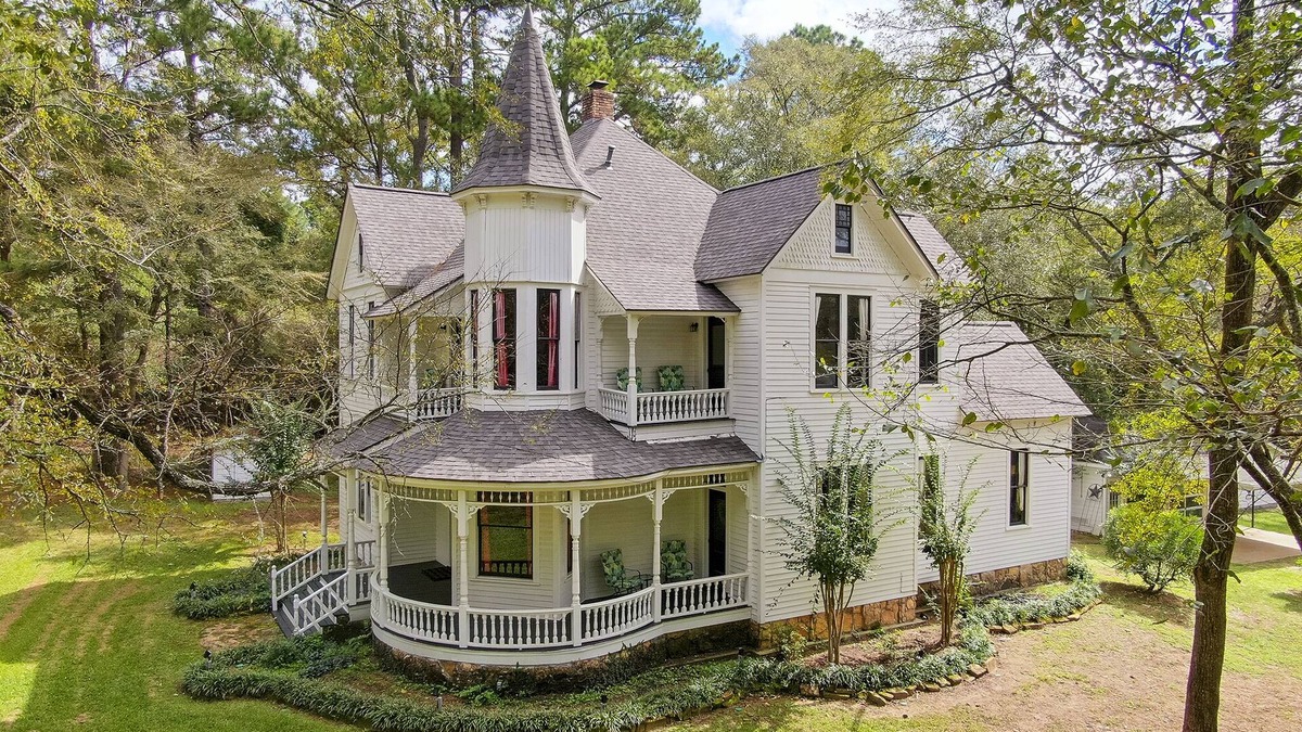 Waller House | Romantic 1901 Victorian Home on seven wooded acres
