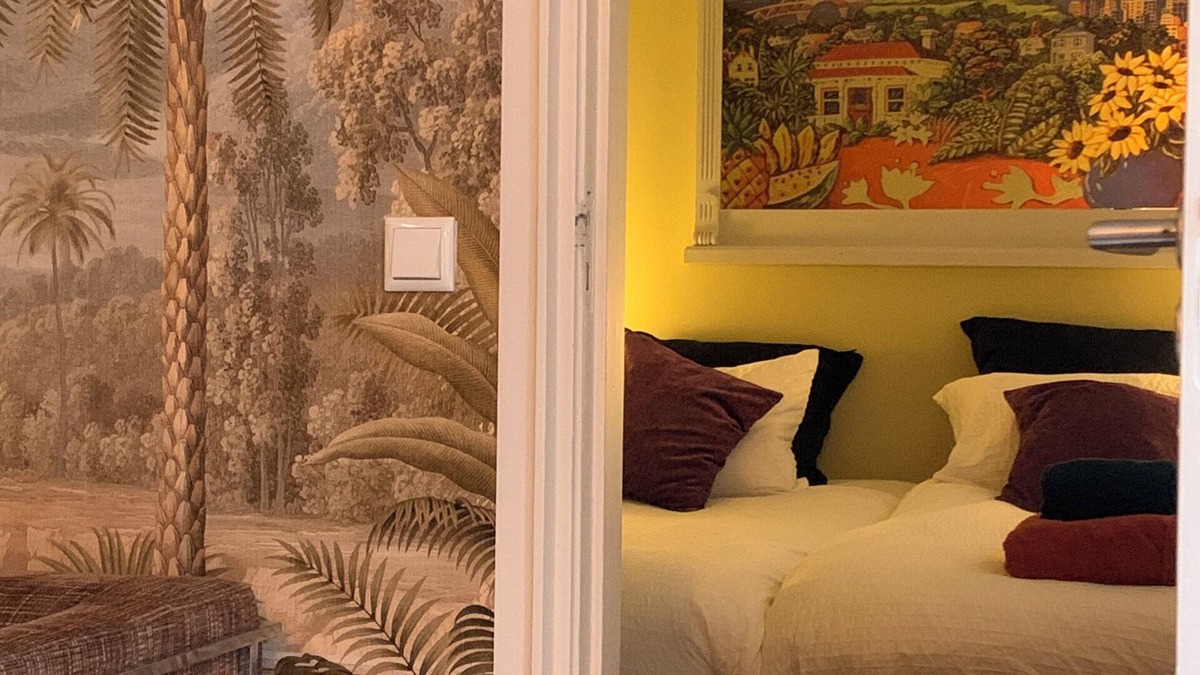 Den Ham Apartment | Romantic 2-bedroom appartement with private hottub sauna and gamesroom
