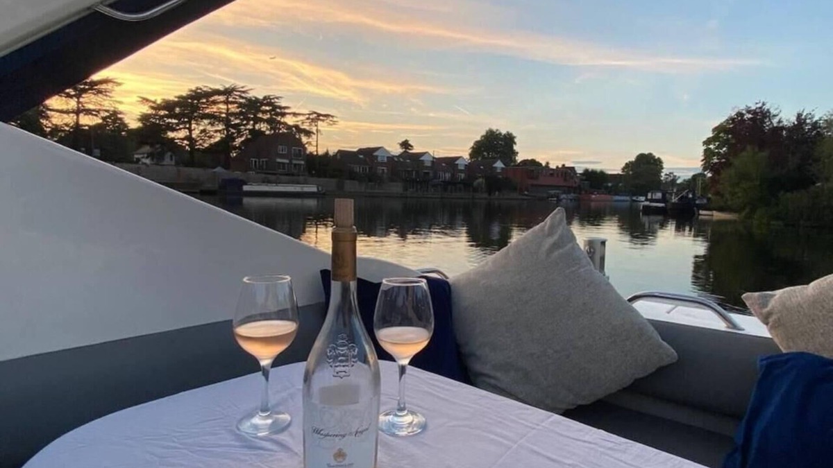 Wraysbury Apartment | Romantic 3Beds Yacht Escape on Thames
