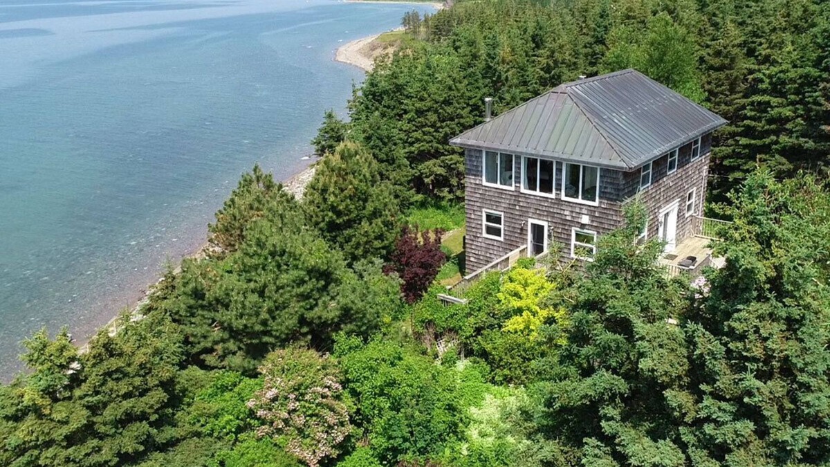 Creignish House | Romantic 4 1/2 Stars Art House by the Sea in Cape Breton
