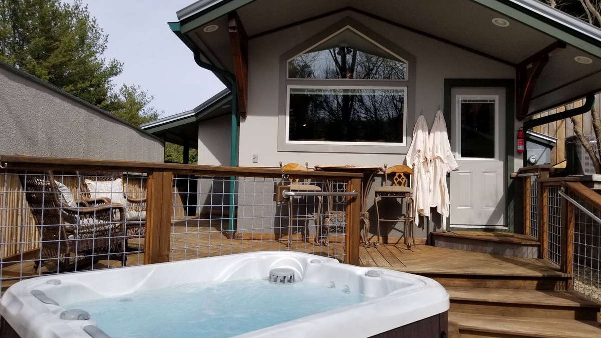 Asheville House | Romantic , 5 miles to downtown Asheville, Private, Hot Tub, Fireplace, Fenced
