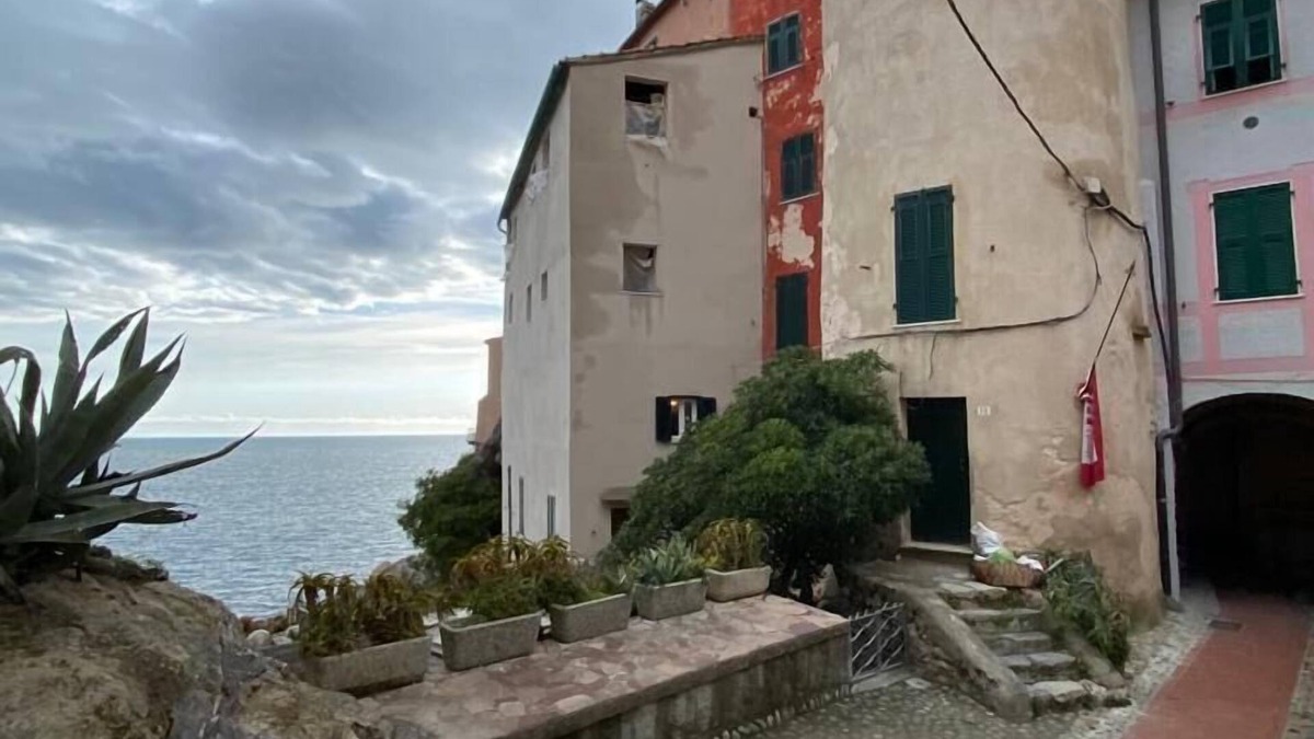 Ortonovo Apartment | Romantic apartment carved out of Tellaro's Saracen Tower
