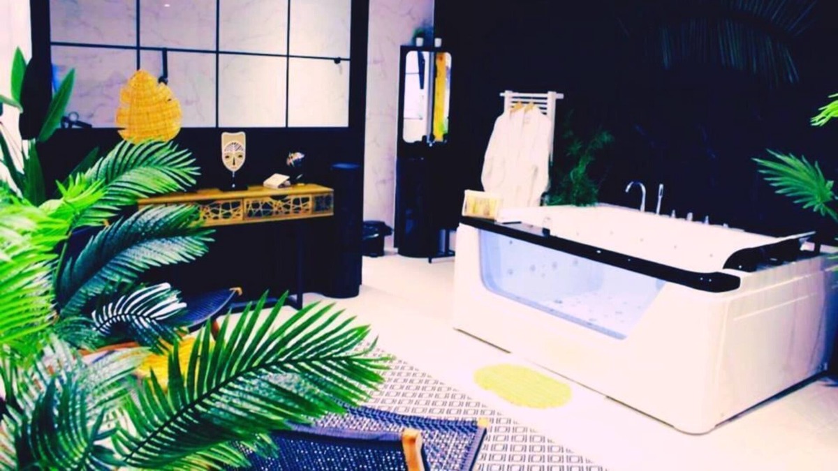 Amiens House | Romantic accommodation with jacuzzi and sauna