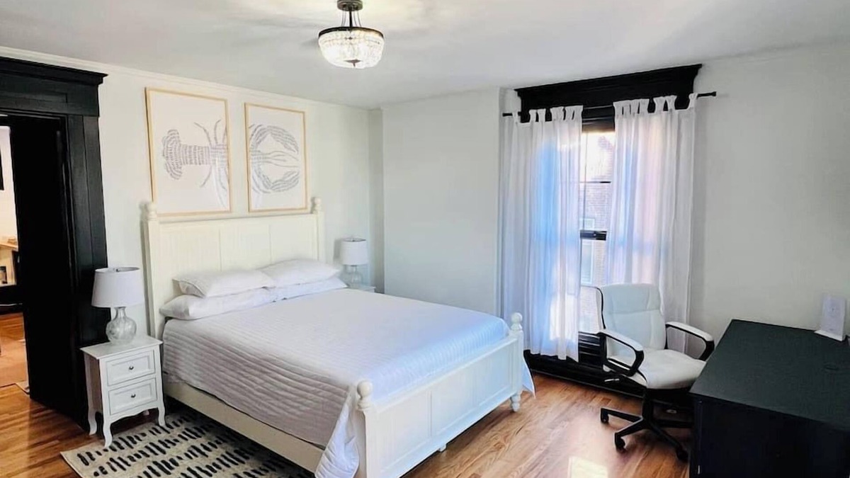 West End Condo | Romantic apt:West End +parking