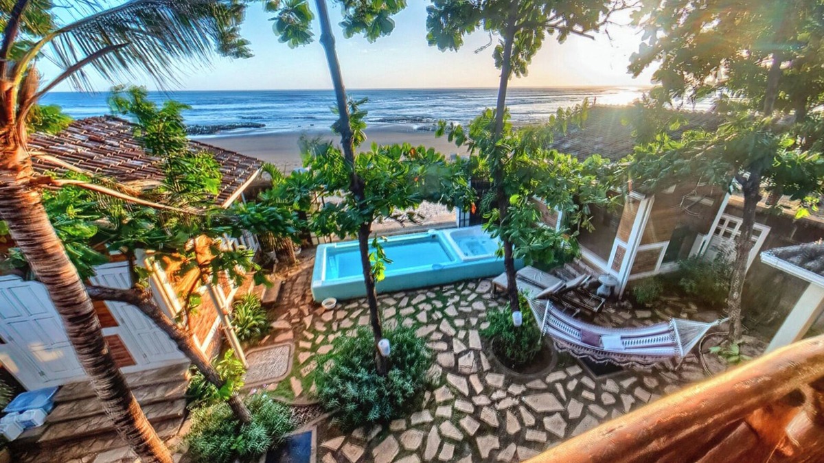 Pochomil House | Romantic BeachHouse Balcony Bedroom for Couples w/AC, Pool and Amzng Sunsets