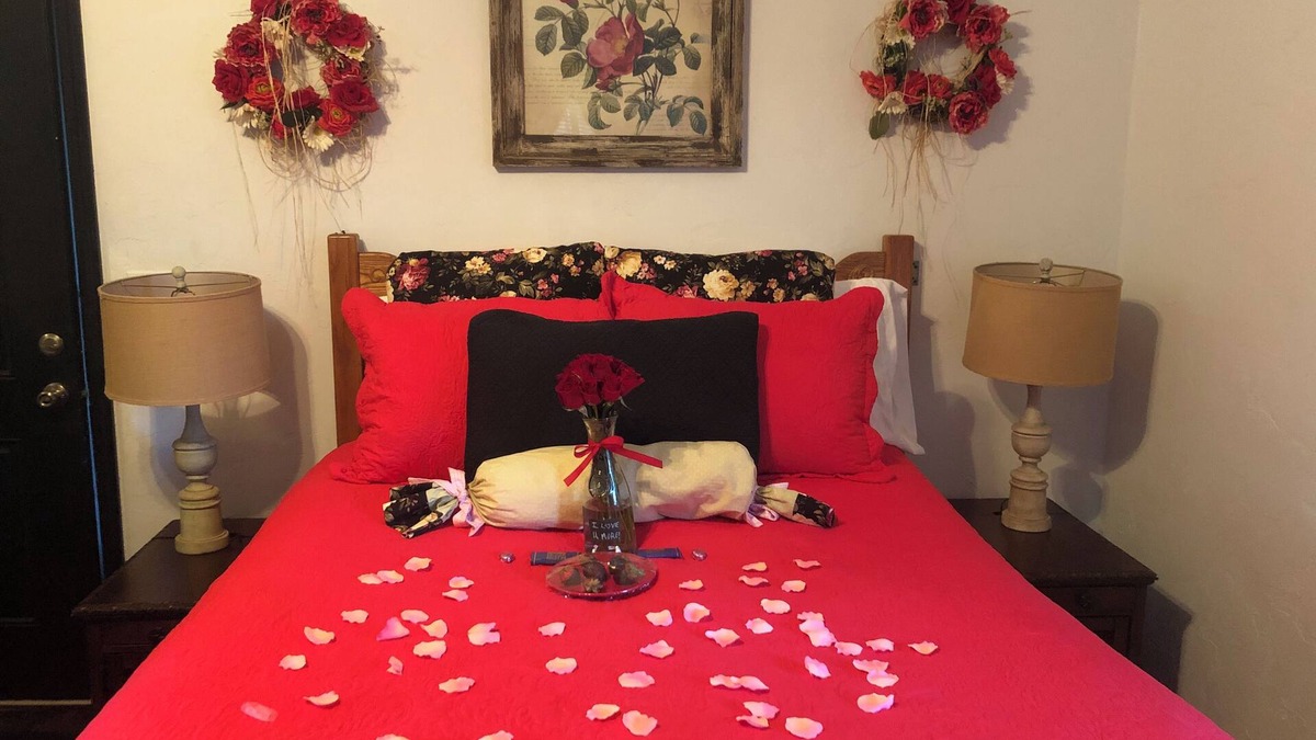 Guthrie Cottage | Romantic bed and breakfast cottage with private hot tub, kitchen and jacuzzi