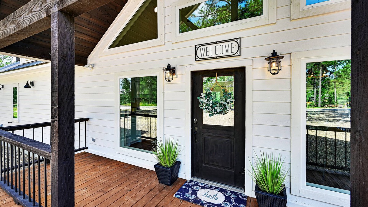 Broken Bow Cabin | Romantic, Broken Bow farmhouse cabin🌲HOT TUB🌲Huge swaying pines 🌲King bed