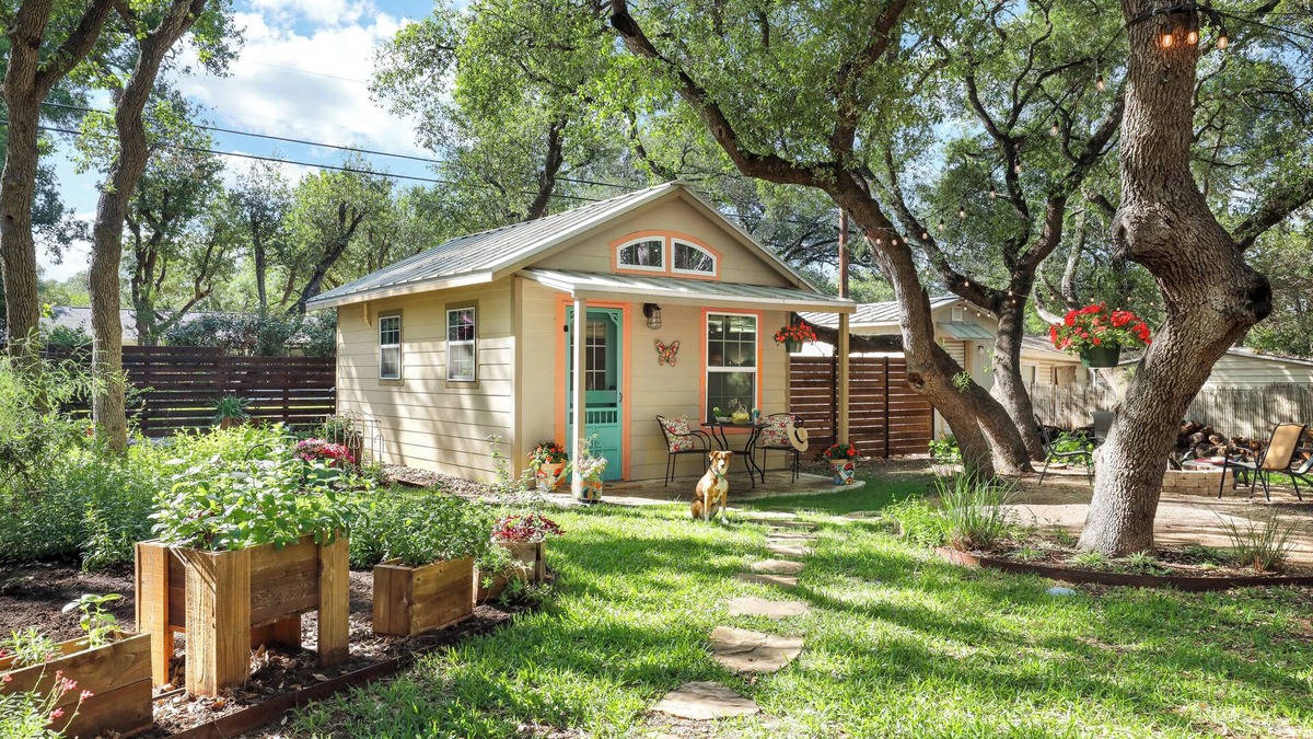 Wetmore House | Romantic~Butterfly Cttg~Central Loc, Firepit ~Oaks