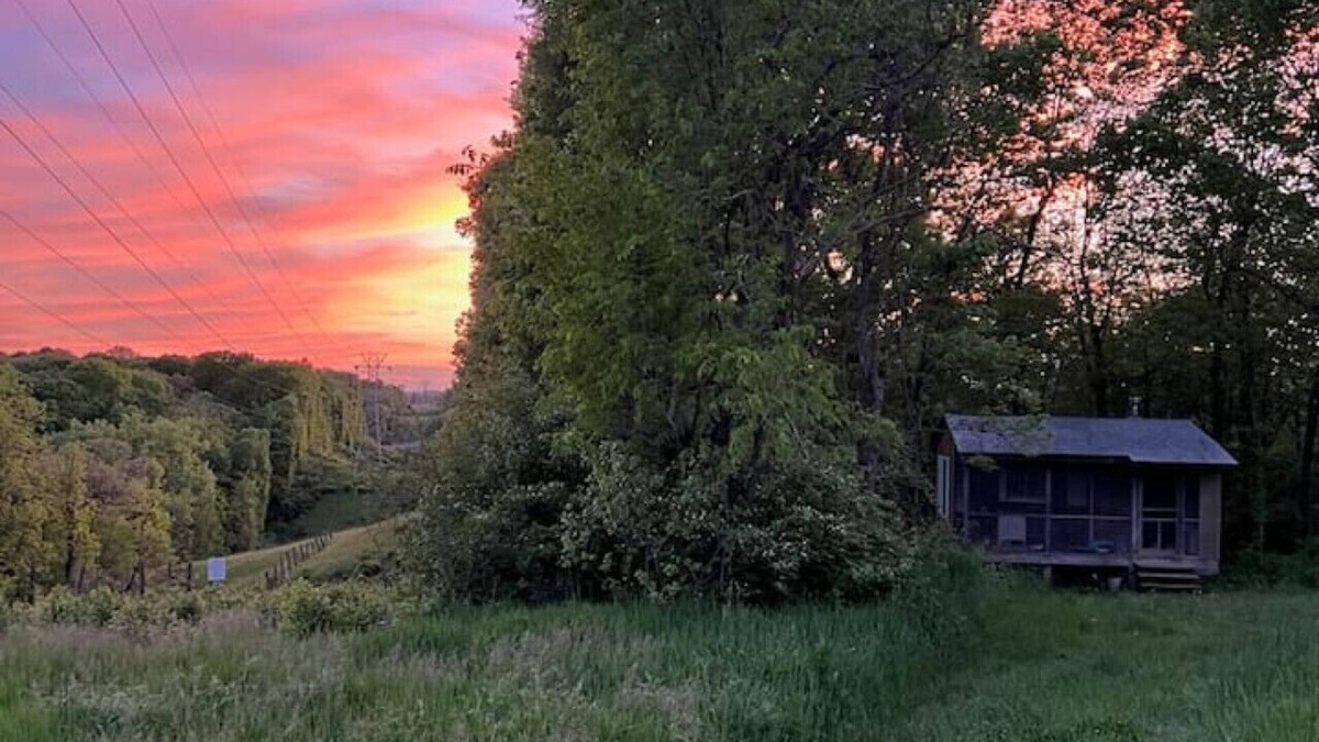 Kasbeer Cabin | Romantic - Cabin & Camping - on 175 Acre Farm