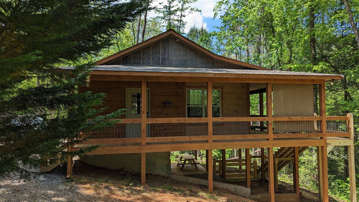 Cashes Valley Cabin | Romantic Cabin for 2, Hot Tub, wifi 10min from BR, hiking and waterfalls near