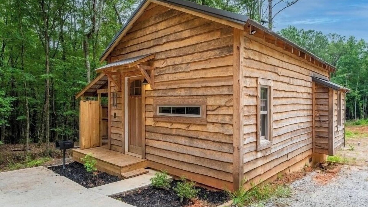 Milledgeville Cabin | Romantic Cabin Hideaway — Outdoor Rain Shower, Soaking Tub & Fire Pit
