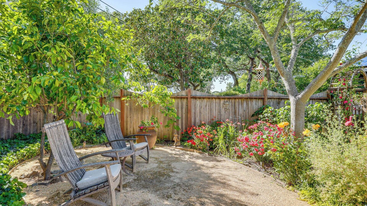 Fetters Hot Springs-Agua Caliente Cottage | Romantic Casita w/Garden + Deck 2 Miles to Plaza!