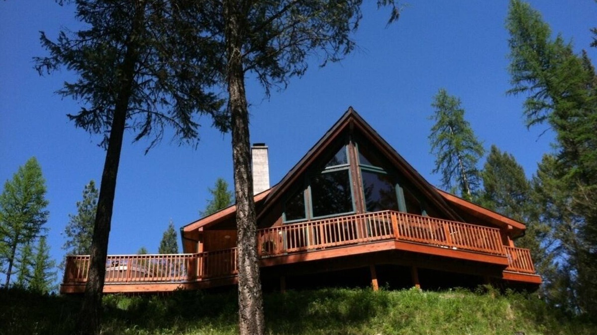 Kalispell Ski Chalet | Romantic, Cedar Chalet, Hot tub, Quiet, Wood Fireplace, Clean, Private