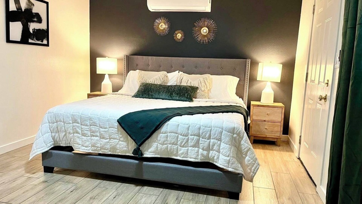 North Mountain Apartment | Romantic & Comfy Oasis: King Bed ~ Patio ~ Guesthouse