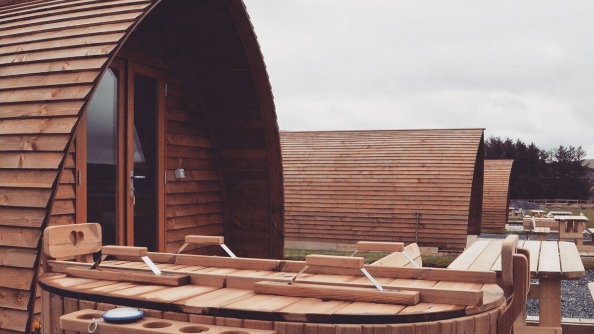 Trefeglwys Cabin | Romantic Cosy Glamping Cabin With Luv Tub