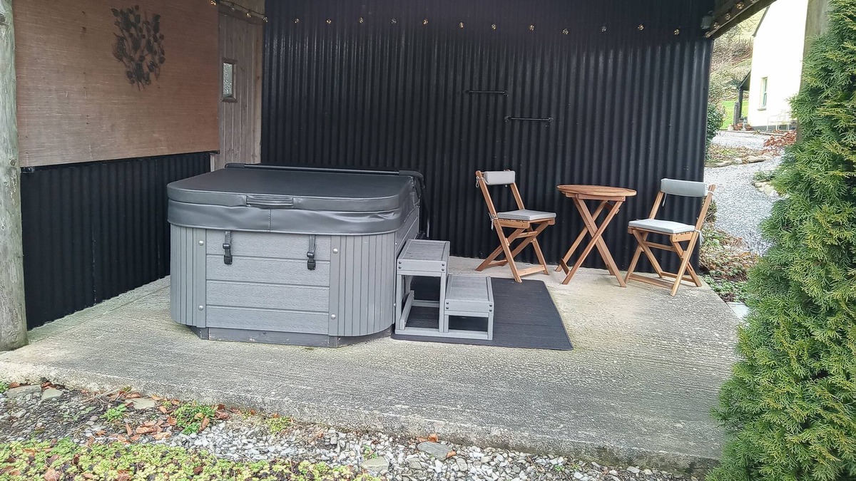 Caio Cabin | Romantic cosy railway carriage with hot tub and garden.